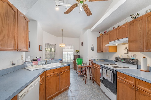 kitchen with white appliances, under cabinet range hood, a sink, decorative light fixtures, and ceiling fan with notable chandelier
