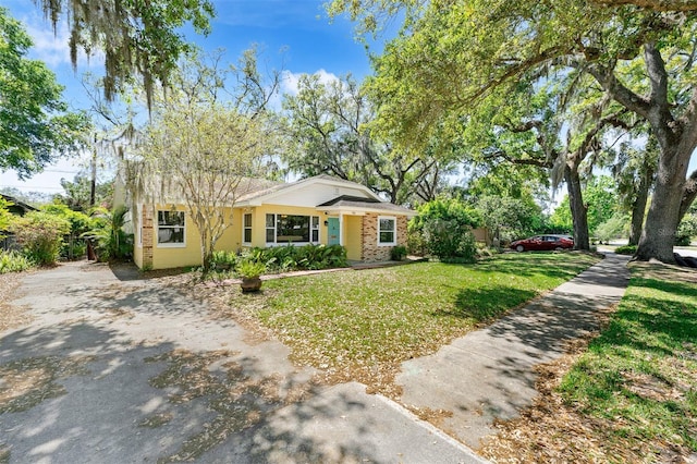 926 Mayfair Cir, Orlando, FL 32803 - view of front of home with a front lawn