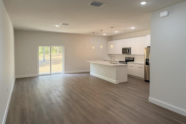 8830 N Salina Dr, Citrus Springs, FL 34434 - kitchen featuring stainless steel appliances, recessed lighting, an island with sink, dark wood finished floors, and light countertops