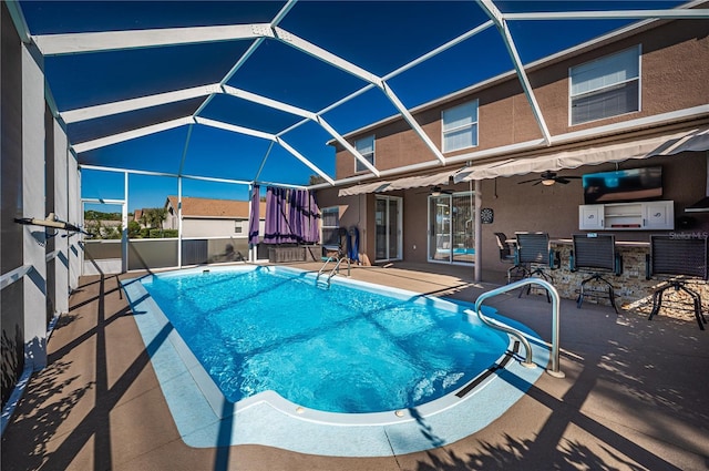 31028 Baclan Dr, Wesley Chapel, FL 33545 - outdoor pool with glass enclosure, outdoor dry bar, and a patio area