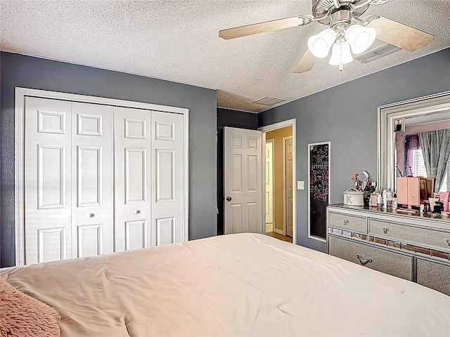 556 Hummingbird Ct, Kissimmee, FL 34759 - bedroom featuring a ceiling fan, a textured ceiling, a closet, and visible vents