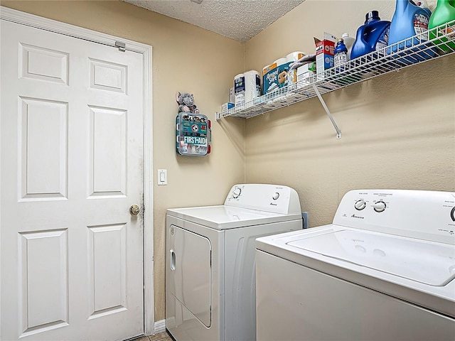 556 Hummingbird Ct, Kissimmee, FL 34759 - clothes washing area featuring washing machine and clothes dryer, laundry area, and a textured ceiling