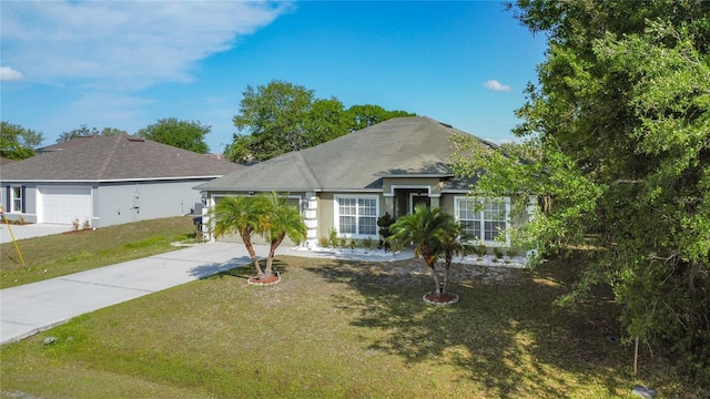 556 Hummingbird Ct, Kissimmee, FL 34759 - ranch-style house with driveway, a garage, a front lawn, and stucco siding