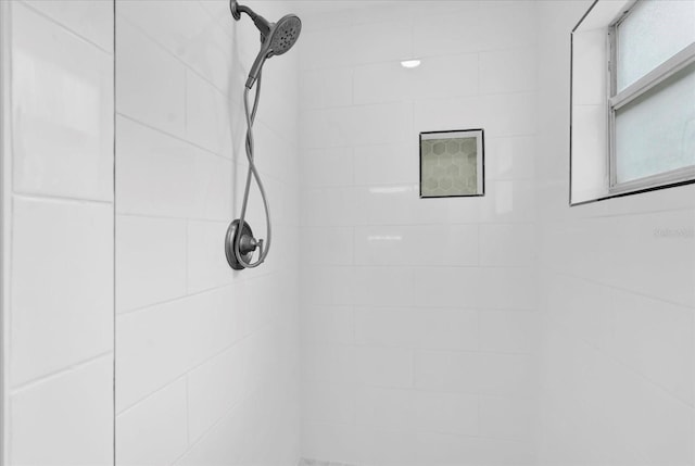 details featuring tiled shower