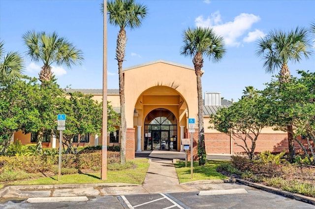 927 City Walk Ln, Oviedo, FL 32765 - view of property featuring uncovered parking