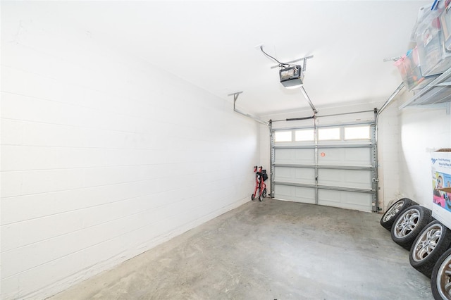 2637 Shelby Ruth Pl, Saint Cloud, FL 34769 - garage with a garage door opener