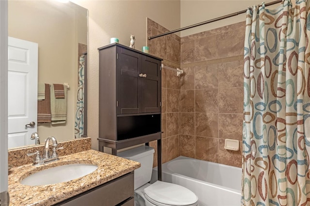 full bath with shower / tub combo with curtain, vanity, and toilet