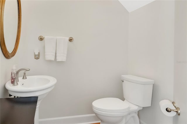1560 Woodland Ave, Winter Park, FL 32789 - bathroom with baseboards and toilet