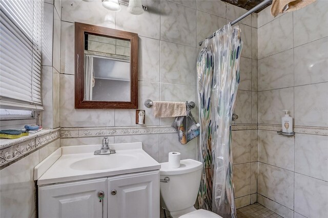 243 W Martin St, Apopka, FL 32712 - full bath with vanity, tile walls, a tile shower, and toilet
