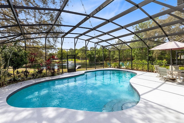 835 Dyson Dr, Winter Springs, FL 32708 - swimming pool featuring a patio and glass enclosure