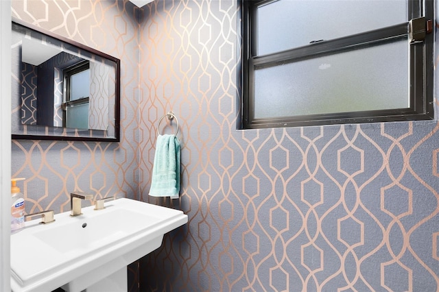 835 Dyson Dr, Winter Springs, FL 32708 - bathroom featuring a sink and wallpapered walls