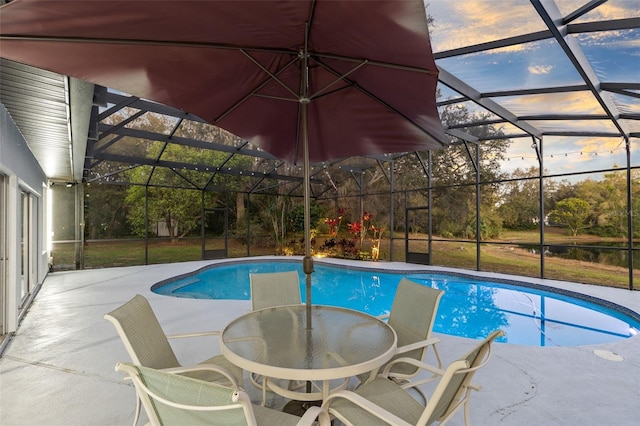 835 Dyson Dr, Winter Springs, FL 32708 - swimming pool featuring a patio area, a lanai, and outdoor dining area