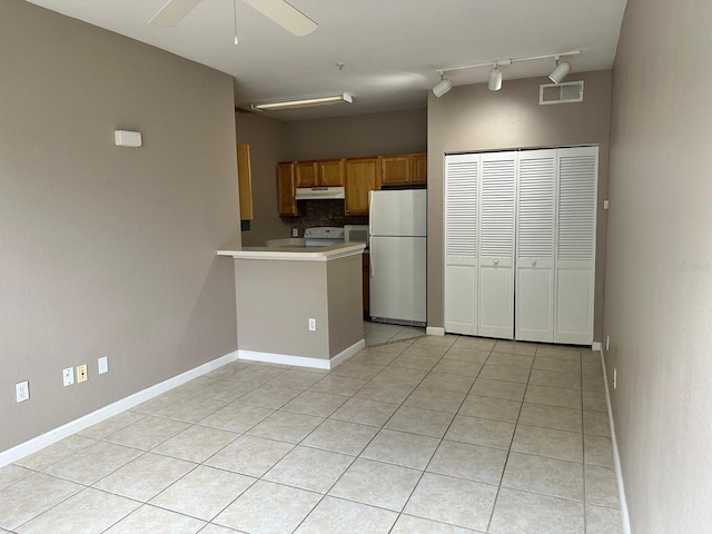 9021 Lee Vista Blvd Unit 1707, Orlando, FL 32829 - kitchen featuring visible vents, a peninsula, a ceiling fan, under cabinet range hood, and freestanding refrigerator
