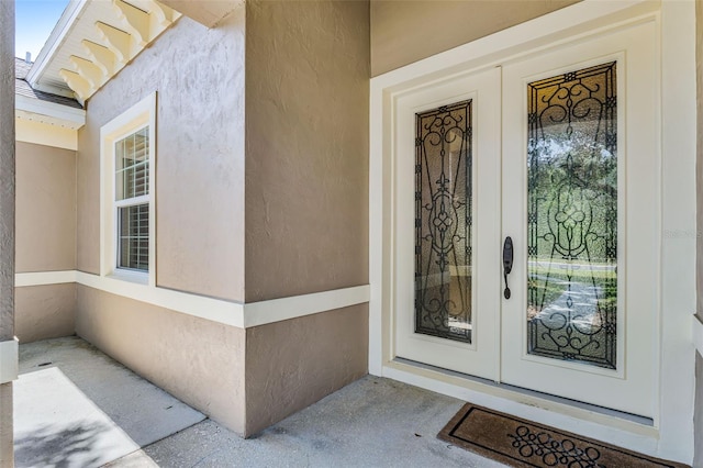 view of exterior entry with stucco siding