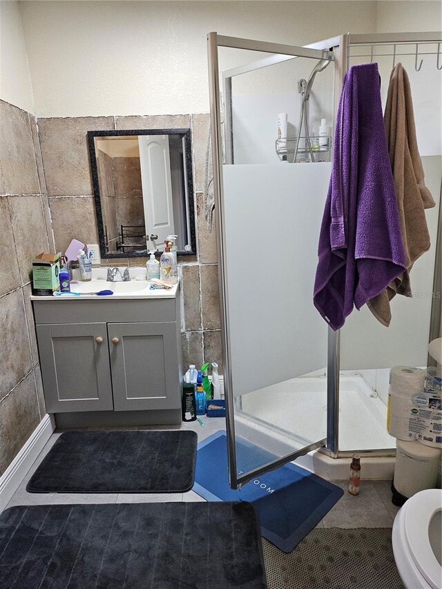509 S Hudson St, Orlando, FL 32835 - bathroom featuring toilet, vanity, a stall shower, and tile walls