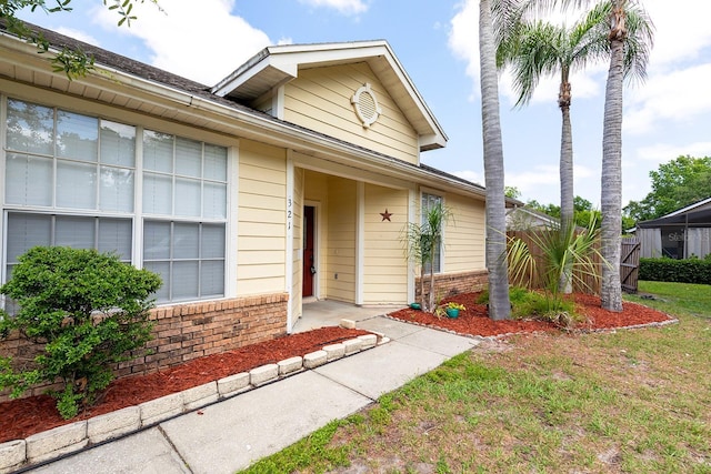 view of front of home featuring brick siding and a front lawn