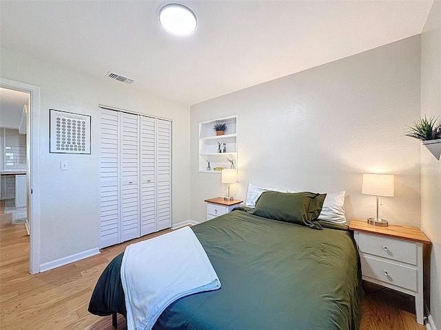 1121 49th Ave N, Saint Petersburg, FL 33703 - bedroom featuring baseboards, light wood-type flooring, visible vents, and a closet