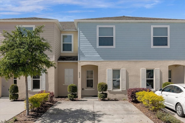 townhome / multi-family property featuring stucco siding