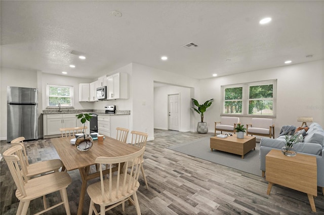 4385 Cassius St, Orlando, FL 32811 - dining space featuring recessed lighting, light wood finished floors, and baseboards