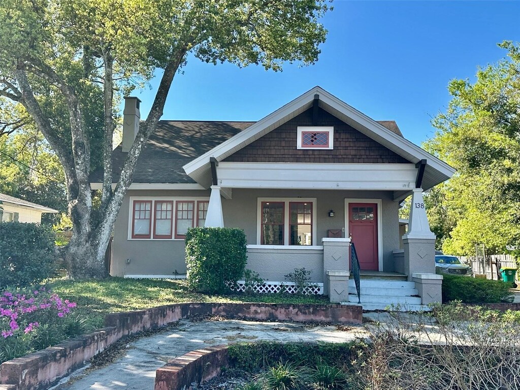 138 W Stetson Ave, Deland, FL 32720 - craftsman-style home featuring stucco siding and a porch