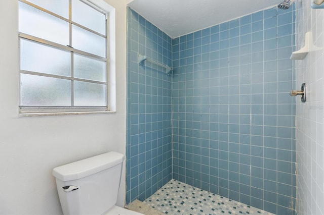 7602 Glenmoor Ln, Winter Park, FL 32792 - bathroom featuring a tile shower and toilet