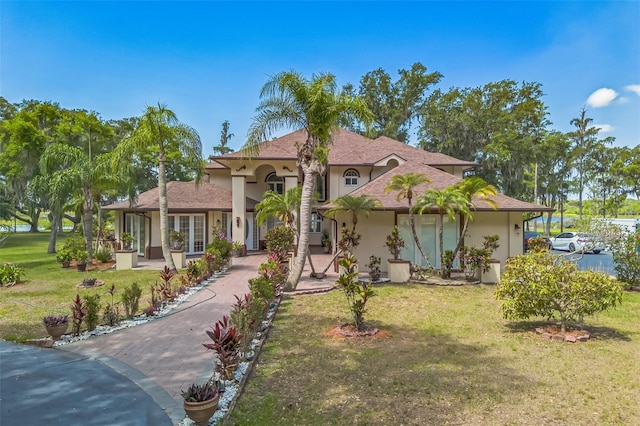 2910 Frontier Dr, Kissimmee, FL 34744 - mediterranean / spanish home with stucco siding and a front lawn