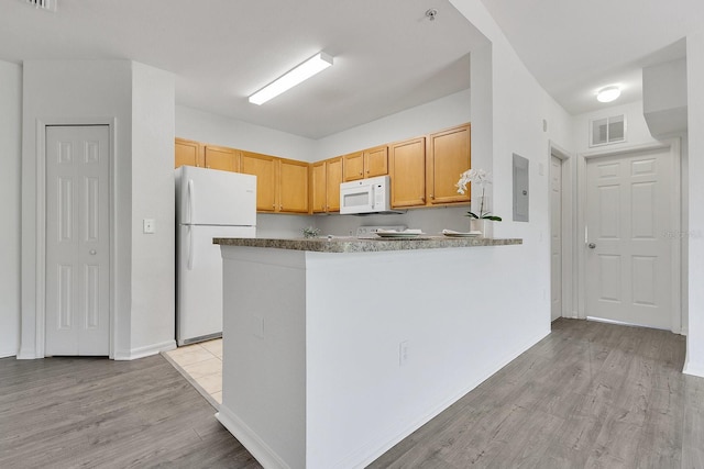 5550 E Michigan St Unit 3325, Orlando, FL 32822 - kitchen with white appliances, light wood-style floors, visible vents, a peninsula, and electric panel