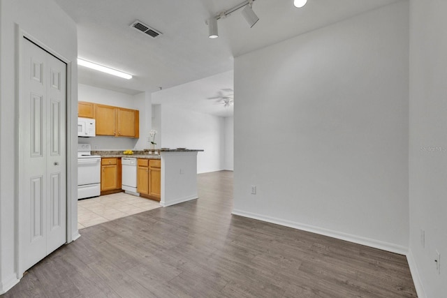 5550 E Michigan St Unit 3325, Orlando, FL 32822 - kitchen featuring visible vents, a peninsula, white appliances, ceiling fan, and open floor plan