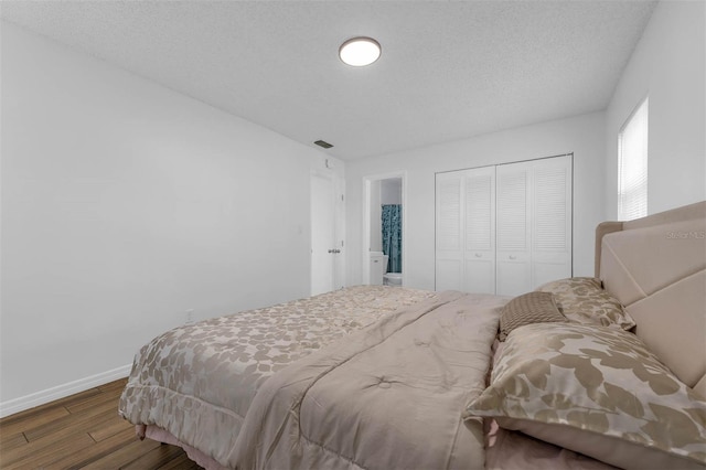 4066 Vanet Ct, Orlando, FL 32822 - bedroom featuring baseboards, a textured ceiling, visible vents, a closet, and wood finished floors