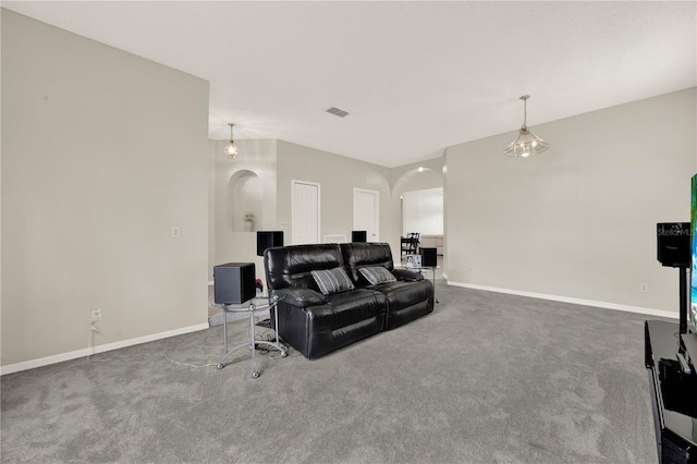 carpeted living room featuring arched walkways, baseboards, and visible vents