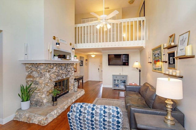 487 Oak Haven Dr Unit 487, Altamonte Springs, FL 32701 - living area with baseboards, a high ceiling, ceiling fan, and wood finished floors