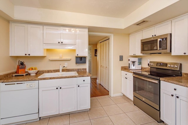 487 Oak Haven Dr Unit 487, Altamonte Springs, FL 32701 - kitchen with visible vents, white cabinetry, a sink, appliances with stainless steel finishes, and light tile patterned floors