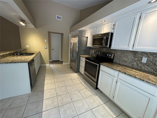 2132 Majestic Woods Blvd, Apopka, FL 32712 - kitchen featuring decorative backsplash, visible vents, appliances with stainless steel finishes, a sink, and light tile patterned floors