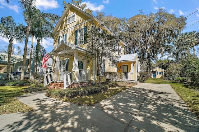 view of front facade with a front lawn and covered porch