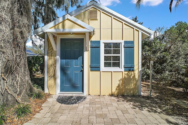 view of outbuilding with an outbuilding