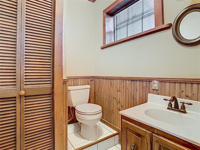 410 Sandspur Rd N, Maitland, FL 32751 - bathroom with tile patterned flooring, vanity, toilet, a closet, and wainscoting