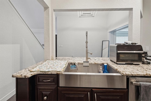 10724 Harkwood Blvd, Orlando, FL 32817 - interior space featuring a textured wall, a sink, and baseboards