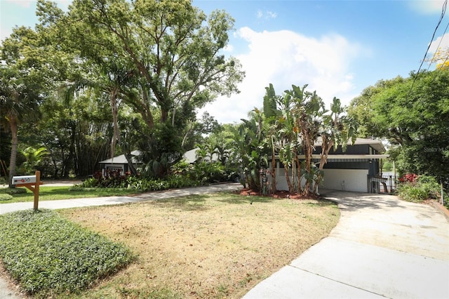 view of front facade featuring a front lawn and driveway