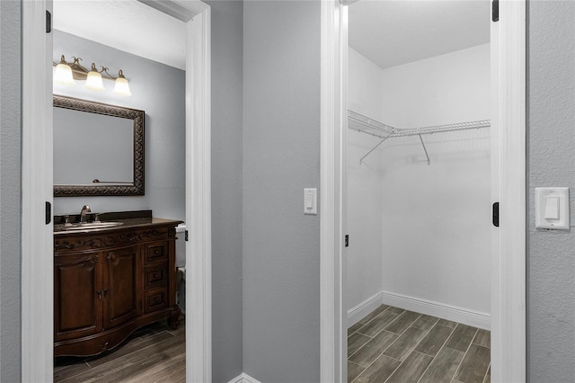 607 Wavecrest Dr, Orlando, FL 32807 - walk in closet featuring wood finish floors and a sink