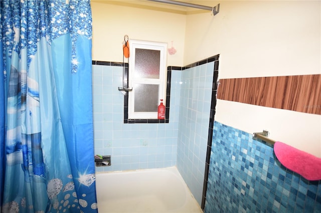 2220 Ave F NW, Winter Haven, FL 33880 - full bathroom with shower / tub combo with curtain