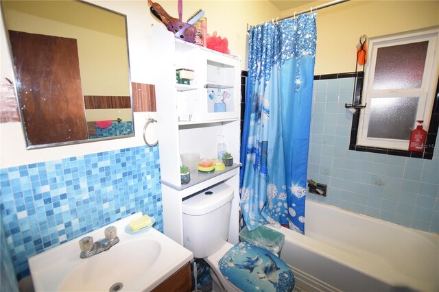 2220 Ave F NW, Winter Haven, FL 33880 - bathroom featuring shower / tub combo with curtain, vanity, and toilet