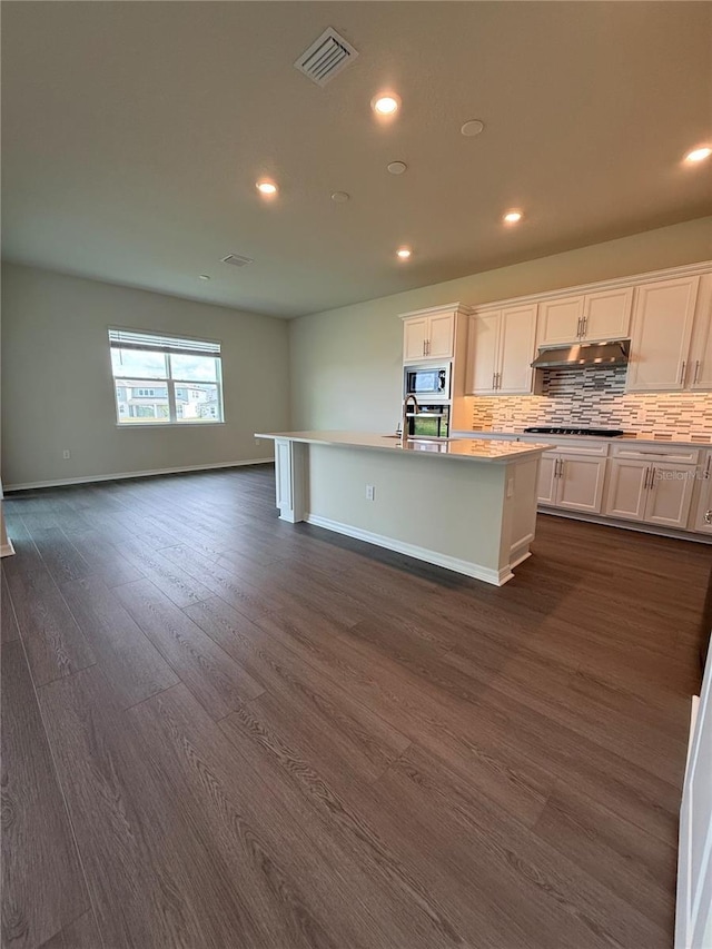 8243 Fenton St, Orlando, FL 32836 - kitchen with backsplash, a center island with sink, stainless steel appliances, and visible vents