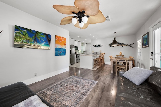 living area with recessed lighting, baseboards, light wood finished floors, visible vents, and ceiling fan