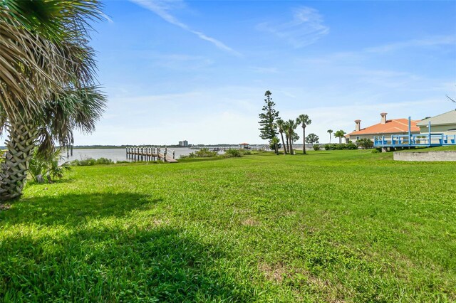 view of yard featuring a water view