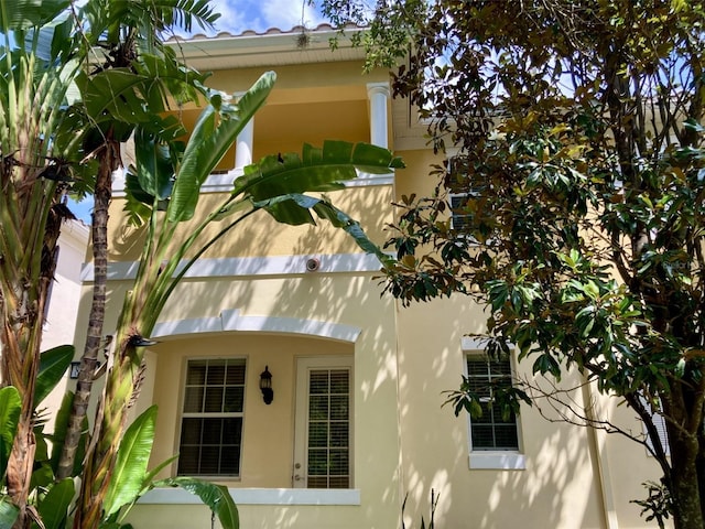 8639 Lower Villagewalk Cir, Orlando, FL 32827 - view of side of home featuring stucco siding