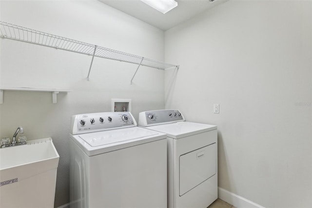 8639 Lower Villagewalk Cir, Orlando, FL 32827 - laundry room with independent washer and dryer and baseboards