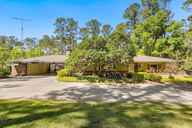 11160 SE 47th Ave, Belleview, FL 34420 - view of front facade with driveway and a carport