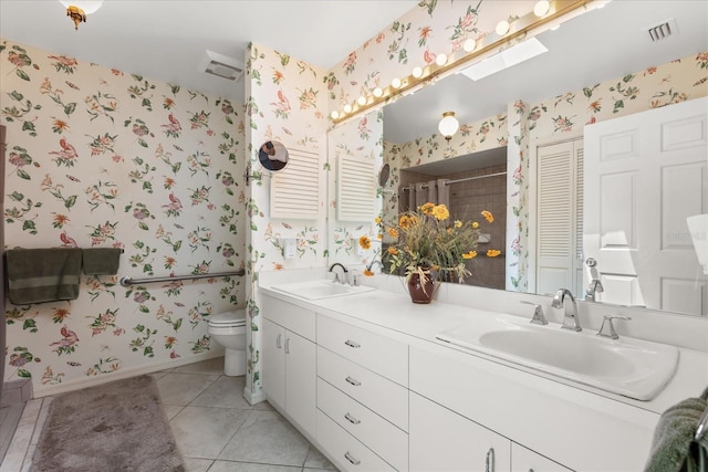 11160 SE 47th Ave, Belleview, FL 34420 - full bathroom featuring a sink, visible vents, and wallpapered walls