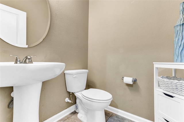 2724 Westyn Cove Ln, Ocoee, FL 34761 - half bath with toilet, tile patterned floors, baseboards, and a sink