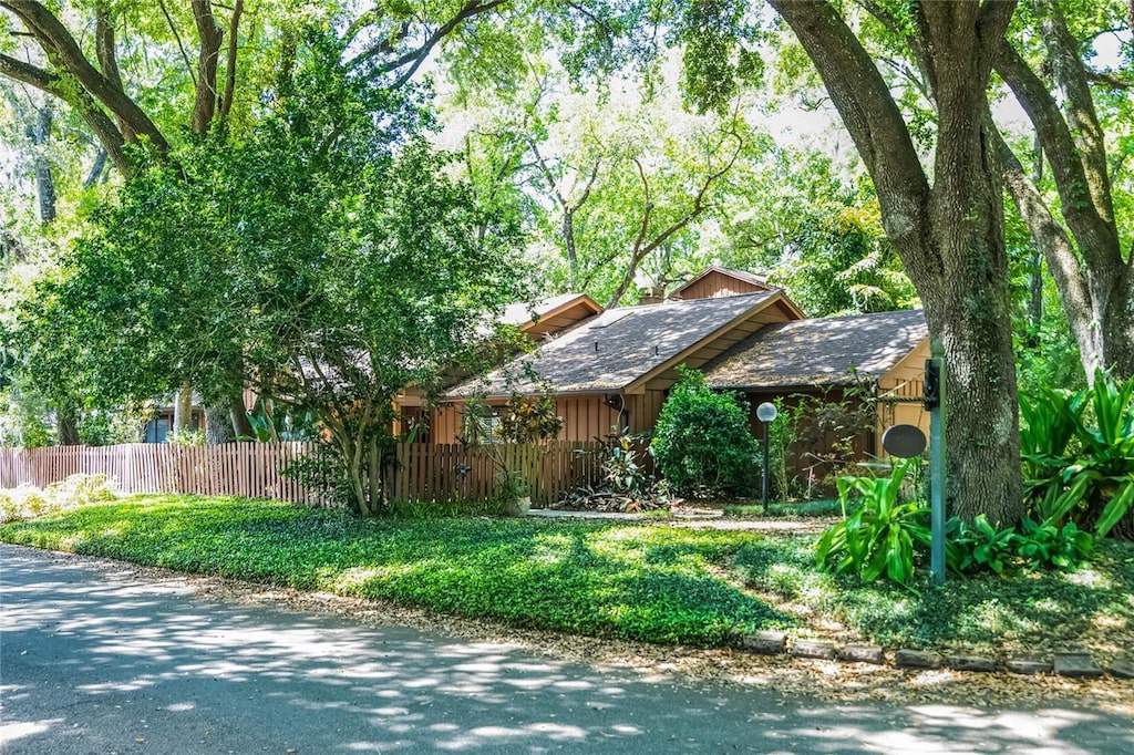 view of front of property with a fenced front yard